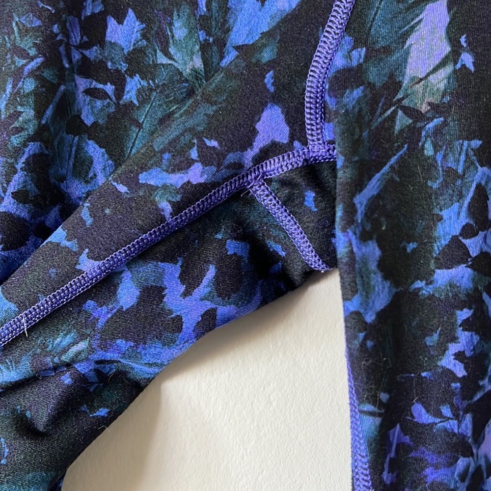 Lululemon Purple Camo Leggings Size 4 - Picture 5 of 11